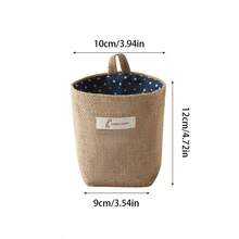 قطعتان من أكياس التصنيف والتعليق خلف باب السكن الجامعي، أكياس معلقة على الحائط، أكياس كتان صغيرة على السرير، وأكياس معلقة في غرفة النوم هي مساعدات جيدة للتخزين