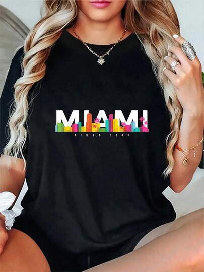 Camiseta casual 100% algodão com estampa retrô vintage do horizonte de Miami, ideal para presentear em férias de verão. Camiseta macia e confortável, com modelagem relaxada e clássica.
