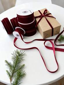 450 سم/177 بوصة شريط قماش مخمل أحمر داكن فاخر - شريط هدايا أحمر ناعم وأملس، أحمر داكن أنيق مناسب لعيد الميلاد والزفاف وعيد الحب - قماش فاخر ومتين، مناسب لأعمال الحرف اليدوية وديكورات الحفلات والمناسبات والهدايا - لون أحمر داكن غني، ملمس ناعم، مناسب لتغليف الهدايا والإكسسوارات اليدوية وشرائط تغليف الهدايا والأعمال اليدوية - متعدد الألوان - مشاهدة 2