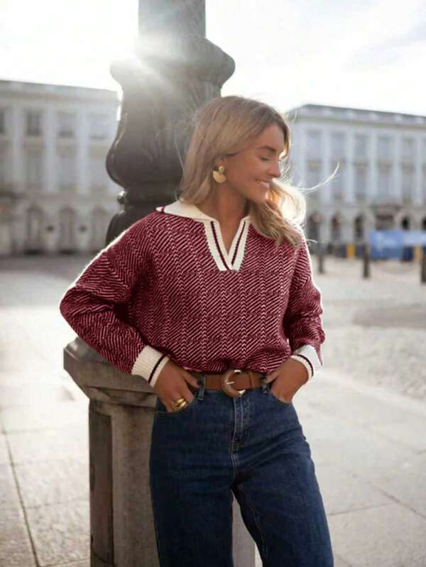 بلوزة نسائية محبوكة بأكمام طويلة وياقة على شكل حرف V مع تفاصيل ألوان متباينة ومتوسطة المرونة، بتصميم بسيط وأنيق متعدد الاستخدامات للشارع، مناسبة للارتداء اليومي في التنقلات، بلوزات كاروهات جميلة