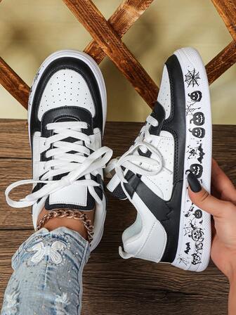 Örümcekler, Balkabakları ve Yarasalar gibi Cadılar Bayramı unsurlarını ve siyah grafiti tabanları barındıran 2026 Yeni Klasik Siyah-Beyaz Renk Bloklu, Alçak Topuklu, Düz Kadın Günlük Spor Ayakkabıları. Şık ve benzersiz, şenlikli bir atmosfere sahip ve günlük geziler, işe gidip gelmeler ve tatil seyahatleri için çok yönlü. Sade ve retro kadın ayakkabıları, yıl sonu Cadılar Bayramı kutlama hediyesi olarak mükemmel.