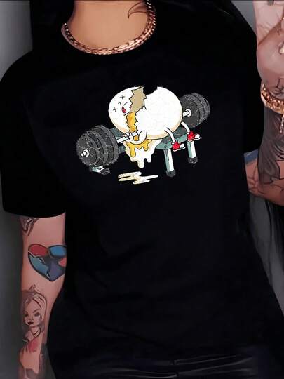 Huevo caricaturesco roto levantando pesas con expresión divertida que simboliza esfuerzo y perseverancia en la vida camiseta para mujer 100% algodón