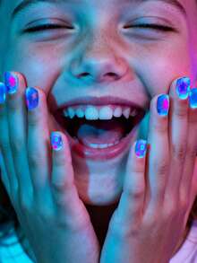 8张夜光霓虹儿童指甲贴纸装饰，丰富的卡通花朵、心形、蝴蝶结元素，适合儿童女孩DIY美甲装饰用品