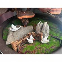 1/2/4件套优雅天鹅摆件 - 手工塑料家居装饰，橙色喙和蹼足，是客厅、办公室或婚礼礼物的理想之选，非常适合摆放在架子、壁炉架或桌面上，也适合婚礼装饰。优雅的天鹅造型，做工精致，天鹅摆件，迷你景观DIY配件，绝佳的家居装饰品。