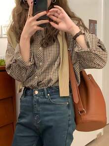 女式小格子落肩长袖梭织衬衫领衬衫，带有纽扣和口袋细节，适合休闲穿着