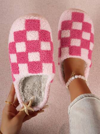 时尚棋盘格图案平底女士家居拖鞋，温暖舒适，适合冬季休闲穿着