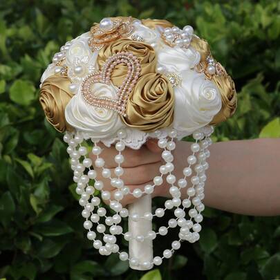 1 pieza Ramo de novia de lujo con rhinestones dorados, perlas, rosas de cinta de satén, flores preservadas de tela marfil con borlas de cuentas románticas, decoración de carta de amor para damas de honor y niñas de las flores, W2023C