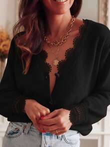 Suéter de mujer de cuello en V de manga larga, con encaje de contraste delicado y botones delanteros, longitud regular, estilo casual elegante y minimalista, adecuado para uso diario, tejido de punto de otoño/invierno en color negro - Negro - Ver 4