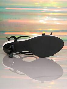 أحذية ذات كعب عالي بنقشة زهرية أنيقة