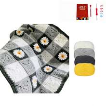 一套适合初学者的钩针编织套装，包含分步文字教程，可DIY制作农舍风格针织毯，可爱现代雏菊图案毛毯，适合作为生日、情人节、万圣节和圣诞节礼物。