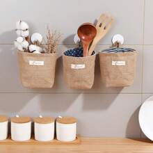 قطعتان من أكياس التصنيف والتعليق خلف باب السكن الجامعي، أكياس معلقة على الحائط، أكياس كتان صغيرة على السرير، وأكياس معلقة في غرفة النوم هي مساعدات جيدة للتخزين