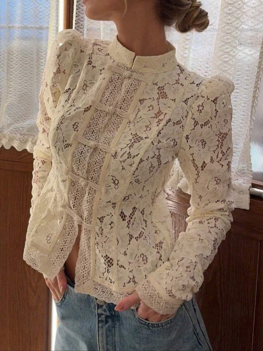 大码女士优雅衬衫，宽松版型，单排扣设计，镂空花卉蕾丝，杏色优雅女士衬衫