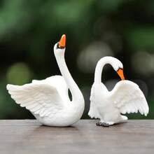 1/2/4件套优雅天鹅摆件 - 手工塑料家居装饰，橙色喙和蹼足，是客厅、办公室或婚礼礼物的理想之选，非常适合摆放在架子、壁炉架或桌面上，也适合婚礼装饰。优雅的天鹅造型，做工精致，天鹅摆件，迷你景观DIY配件，绝佳的家居装饰品。
