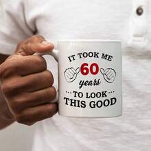 Regalos de cumpleaños 60 para hombres y mujeres, taza de cumpleaños para personas de 60 años, "Me tomó 70 años lucir así de bien" taza - Taza cerámica de 11 onzas apta para lavavajillas - Para su día especial