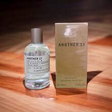 PERFUME UNISEX DE 100ML LE LABO Another 13 Eau de Parfum perfume unisex Le Labo Another 13 100 ml eau de parfum fragancia exclusiva notas amaderadas almizcle duradero presentacion premium para coleccionistas perfumeria de lujo ideal regalo elegante tiendas especializadas - Floral - Ver 5