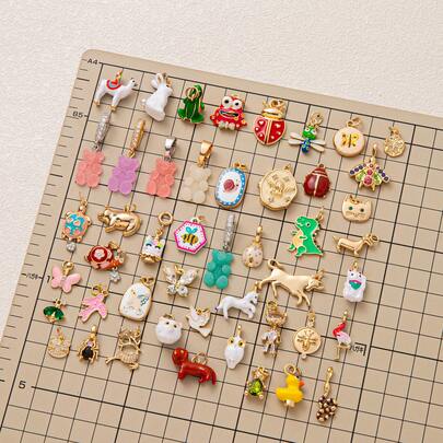 1pc可爱卡通风格动物系列猫黑蜘蛛小绵羊兔子小熊彩虹马蜜蜂招财猫蝴蝶吊坠，可做成DIY项链、手链、耳环、包链、钥匙扣等，电镀18K金，首饰，装饰珠，女士饰品，DIY饰品，钥匙扣饰品，手链饰品，小吊坠等