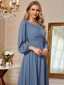 优雅秋季雪纺圆领灯笼袖长袖灰蓝色伴娘礼服，适合特殊场合、盛会、婚礼宾客等。