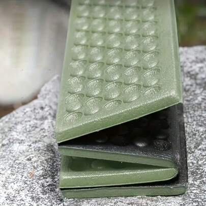 1个便携轻巧迷你防水可折叠泡沫坐垫，适合户外活动 - 可折叠，方便跪坐，黑红配色，易于清洁，舒适户外 | 小巧设计 | 泡沫垫，可折叠座椅，适用于草地/硬地/台阶，可自由变换坐姿，是露营、户外活动、钓鱼、音乐会、徒步旅行、野餐、海滩等的理想之选，理想的露营配件，露营装备，小巧设计，迷你坐垫，户外爱好者的礼物