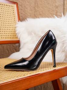 2025 Nouvelle mode européenne Chaussures pour femmes : Classiques talons hauts à bout pointu en cuir verni noir, élégantes pour le travail/événements formels, style rétro français polyvalent