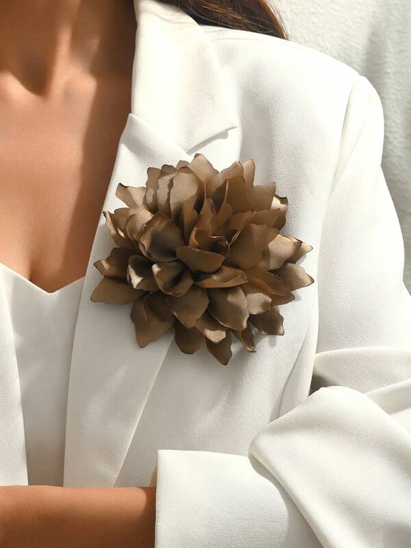 1 Stück handgefertigte, exquisite große Blumen Stoff Brosche, luxuriöses Modeaccessoire für Frauen, geeignet für Partys, Bühnenauftritte, Gastgeberei, Modezubehör zum Kombinieren mit formellen Kleidern für verschiedene Bankette, Partys und Veranstaltungen