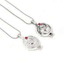 Collier pendentif inspiré de Vampire Diaries vintage avec accent de pierre rouge - Chaîne de clavicule en alliage pour Halloween, toutes les saisons, port quotidien et fêtes - Pas de mosaïque, accessoire de bijouterie non plaqué, Collier de style vintage Katharine le vampire