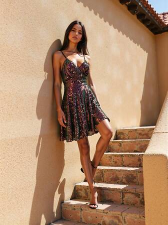 D&M 彩色亮片腰部褶饰交叉肩带连衣裙