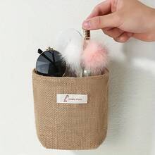 قطعتان من أكياس التصنيف والتعليق خلف باب السكن الجامعي، أكياس معلقة على الحائط، أكياس كتان صغيرة على السرير، وأكياس معلقة في غرفة النوم هي مساعدات جيدة للتخزين