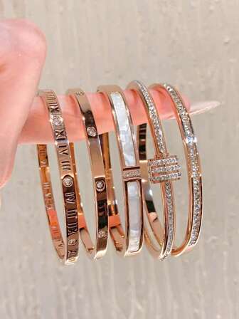 1 件优雅的不锈钢手链，带有水钻装饰，适合日常佩戴，是绝佳的礼物选择