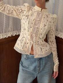 大码女士优雅衬衫，宽松版型，单排扣设计，镂空花卉蕾丝，杏色优雅女士衬衫