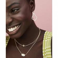 Elisa Pendant Necklace For Women, 14K Gold Plated Fashion Jewelry With Elegant Pendant Design, Dainty Layering Necklace For Daily & Special Occasions - 金 - 亮珊瑚色 - 查看 3