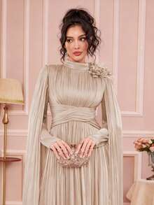 Đầm maxi dài tay màu trơn dành cho nữ, cổ tàu, thiết kế xếp ly bằng vải, eo cao, trang trí hoa 3D thủ công trên vai, thanh lịch với dây buộc dài, chất liệu mềm mại phù hợp cho nhiều dịp, chất liệu bóng bẩy cho tiệc tùng, dạ hội, trang phục trang trọng, tối giản và sang trọng cho đám cưới mùa xuân. - Màu be - Xem 1