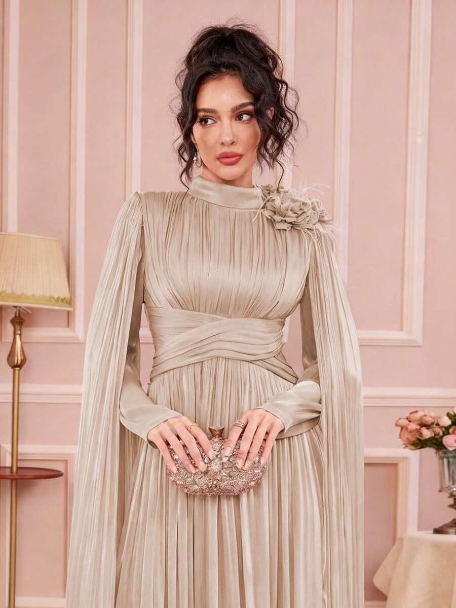 Đầm maxi dài tay màu trơn dành cho nữ, cổ tàu, thiết kế xếp ly bằng vải, eo cao, trang trí hoa 3D thủ công trên vai, thanh lịch với dây buộc dài, chất liệu mềm mại phù hợp cho nhiều dịp, chất liệu bóng bẩy cho tiệc tùng, dạ hội, trang phục trang trọng, tối giản và sang trọng cho đám cưới mùa xuân. - Màu be - Xem 1