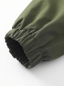 Completo da uomo per esterni, top con design a contrasto di colore per moda, cappuccio aggiunge un tocco casual; pantaloni con tasche multiple per praticità, orlo alla caviglia per un aspetto ordinato. Indossabilità complessivamente comoda, adatta per pendolarismo quotidiano o attività all'aperto leggere, per ottenere facilmente uno stile sportivo - Verde militare - Visualizzare 10