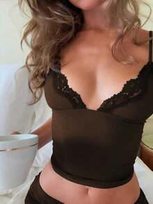 Débardeur avec encolure en V et dentelle marron, top moulant et ajusté pour superposition sexy - Tabac - Voir 5