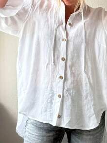 Chemise à col montant en tissu tressé, manches longues avec poignets évasés, fermeture par boutons devant, longueur régulière, taille grande