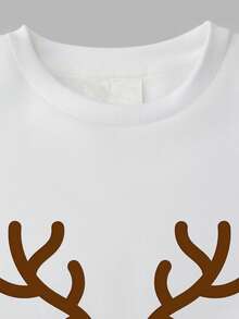 Weihnachtsmotiv mit einer weißen Katze mit Weihnachtsmannmütze, eingewickelt in einen hellen Streifen. Erhältlich für Jungen und Mädchen. Dieses Sweatshirt mit überschnittenen Schultern und übergroßem Rundhalsausschnitt ist ein lockeres, lässiges, vielseitiges, von Streetwear inspiriertes, adrettes, bequemes Langarmshirt mit Baumwollfüllung.