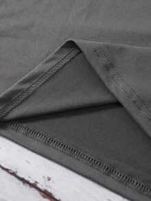 Camiseta gráfica de mujer con cruce de espadas piratas, de color gris oscuro con detalles rojos, ideal para uso diario y fiestas de Halloween. Camiseta casual no transparente para uso todo el año, accesorios piratas, ropa de temporada, moda edgía, ajuste cómodo, estilo streetwear, diseño audaz, material duradero, ropa de declaración, entusiastas de la moda. - Gris Oscuro - Ver 5