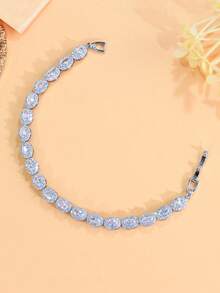 1 pieza Delicada pulsera de tenis plateada con CZ para mujeres, con circonita cúbica ovalada de color azul, rojo y blanco. Accesorios de joyería de fantasía para bodas, compromisos, banquetes, fiestas, bailes de graduación para novias, damas de honor, señoras, novias, esposas, madres. Regalo de joyería elegante para aniversario.