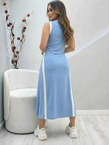 Long Knitted Dress With V-Neckline, Two-Tone Tank Top, Stripes And Slit, Comfortable And Loose - 淺藍色 - 查看 2