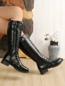 بوت ركوب طويلة حتى الركبة للنساء، بسُمك في الأساس وبأربطة، لون أسود