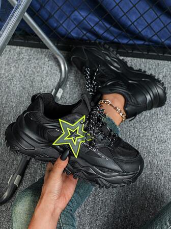 2026 Yeni Kadın Kalın Tabanlı Boy Uzatan Günlük Spor Ayakkabıları, File ve Deri Klasik Düz Siyah Çok Yönlü Moda Kadın Ayakkabıları, Noel İçin Çıkarılabilir Yeşil Yıldız Süslemeleri, Noel Havasıyla Dolu Kişiselleştirilmiş Stil, Yıl Sonu Şenlikleri İçin Mükemmel, Açık Hava Seyahatleri, İş, Günlük Geziler, Tatil Hediyeleri ve Doğum Günü Hediyeleri İçin Uygun.