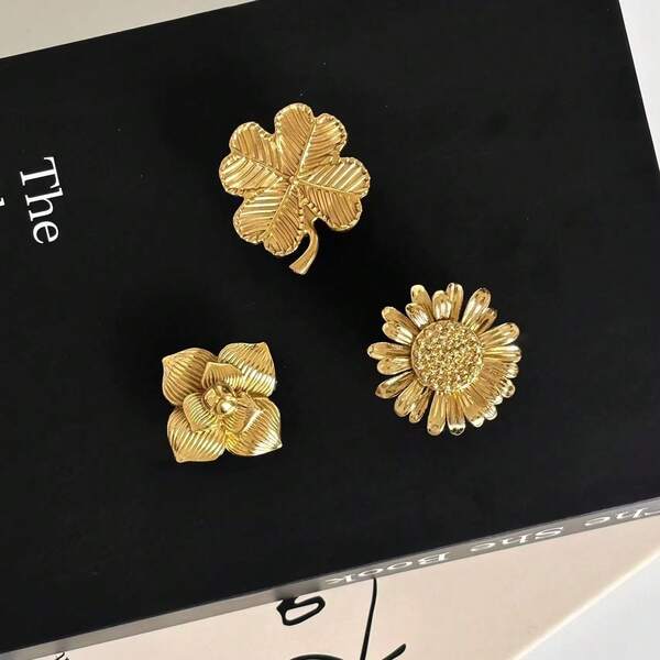 1 pieza Elegante tirador de gabinete/cajón de latón, perilla de puerta de armario de color dorado con decoración de flor de latón, flor de trébol crisantemo, cajón, armario, decoración de lujo creativa, con patrón floral, incluye herrajes de instalación, adecuado para puertas de armario, decoración de hogar de lujo | Hermosa perilla de gabinete | Metal pulido, herraje decorativo de gabinete