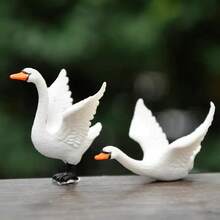 1/2/4件套优雅天鹅摆件 - 手工塑料家居装饰，橙色喙和蹼足，是客厅、办公室或婚礼礼物的理想之选，非常适合摆放在架子、壁炉架或桌面上，也适合婚礼装饰。优雅的天鹅造型，做工精致，天鹅摆件，迷你景观DIY配件，绝佳的家居装饰品。