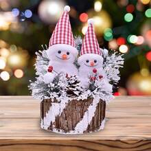 Figuras navideñas de muñecos de nieve de espuma en un tronco de árbol. Adorno de mesa ideal para decorar estantes y mesas. - Rosa - Ver 3