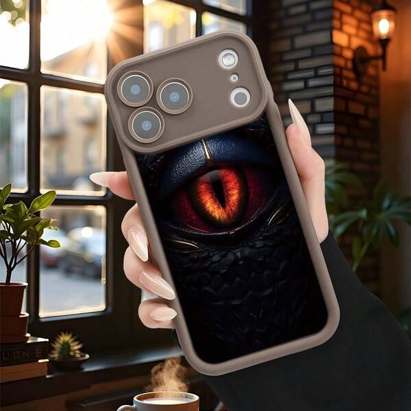 Ein TPU-Handy-Körper mit einer persönlichen,  und kühlen 2D-Druckdesignierung des Bösen Auges. Es ist kompatibel mit dem  17, 17 Pro, 17 Pro Max, 17 Air, 16, 15, 14, 13, 12 und deren Pro Max-Serie sowie der  Galaxy S25, S24, S23 und S22-Serie. Es verfügt über eine antislippernde und schockabsorbierende Funktion und ist sowohl für Männer als auch für Frauen geeignet.