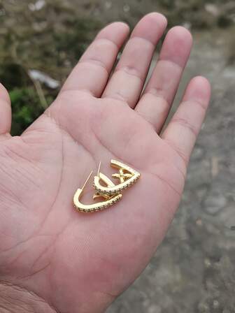 2 st moderiktiga och fina V-formade örhängen med hjärt- och bokstavsdesign för kvinnor