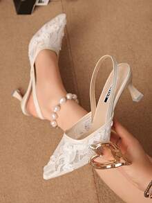 白色尖头蕾丝刺绣双色凉鞋，新中式风格，猫跟，适合婚礼穿着。 - 米色 - 查看 1