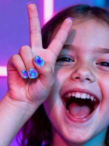 8张夜光霓虹儿童指甲贴纸装饰，丰富的卡通花朵、心形、蝴蝶结元素，适合儿童女孩DIY美甲装饰用品