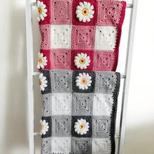 一套适合初学者的钩针编织套装，包含分步文字教程，可DIY制作农舍风格针织毯，可爱现代雏菊图案毛毯，适合作为生日、情人节、万圣节和圣诞节礼物。