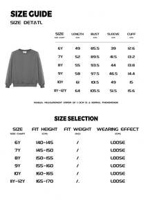 Weihnachtsmotiv mit einer weißen Katze mit Weihnachtsmannmütze, eingewickelt in einen hellen Streifen. Erhältlich für Jungen und Mädchen. Dieses Sweatshirt mit überschnittenen Schultern und übergroßem Rundhalsausschnitt ist ein lockeres, lässiges, vielseitiges, von Streetwear inspiriertes, adrettes, bequemes Langarmshirt mit Baumwollfüllung.